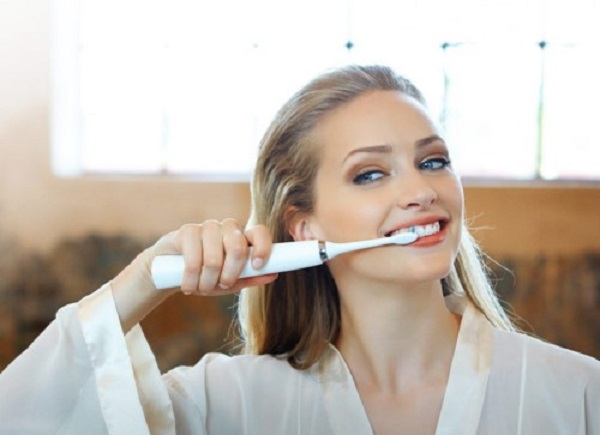 cách sử dụng bàn chải đánh răng điện an toàn