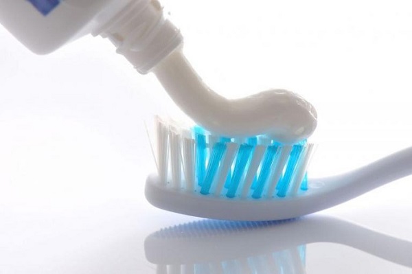 Hướng dẫn làm trắng răng thơm miệng bằng kem đánh răng