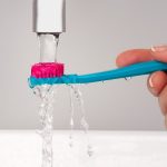 Bàn chải Curaprox CS 5460 Ultra Soft dưới vòi nước chảy