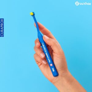Sử dụng bàn chải Implant Curaprox CS 708 Implant Ortho xanh tím