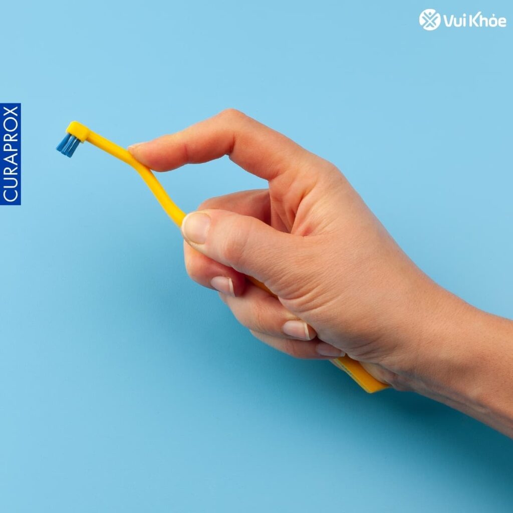 Sử dụng bàn chải Implant/Răng niềng Curaprox CS 708 Implant Ortho vàng