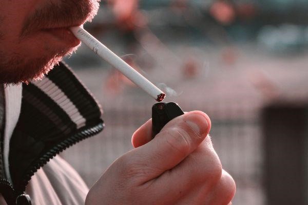 Hút thuốc lá dẫn đến bệnh viêm nha chu