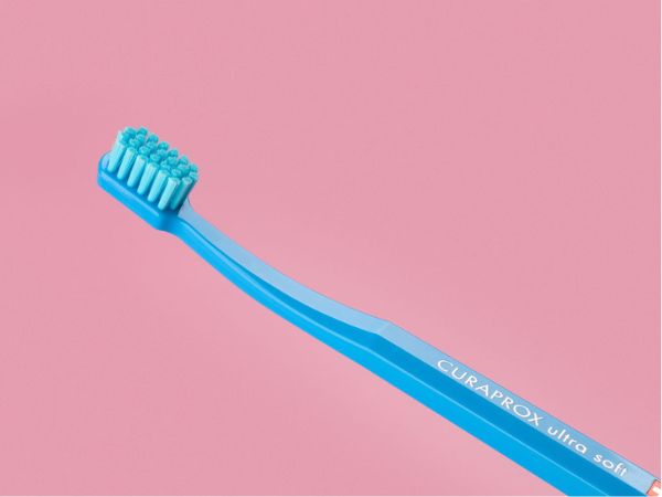 Sử dụng bàn chải lông mềm để hạn chế tình trạng răng bị lung lay