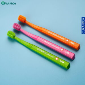 Bộ sưu tập 3 bàn chải Curaprox CS Kids nền xanh da trời