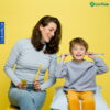 Mẹ hướng dẫn bé sử dụng bàn chải Curaprox Kids