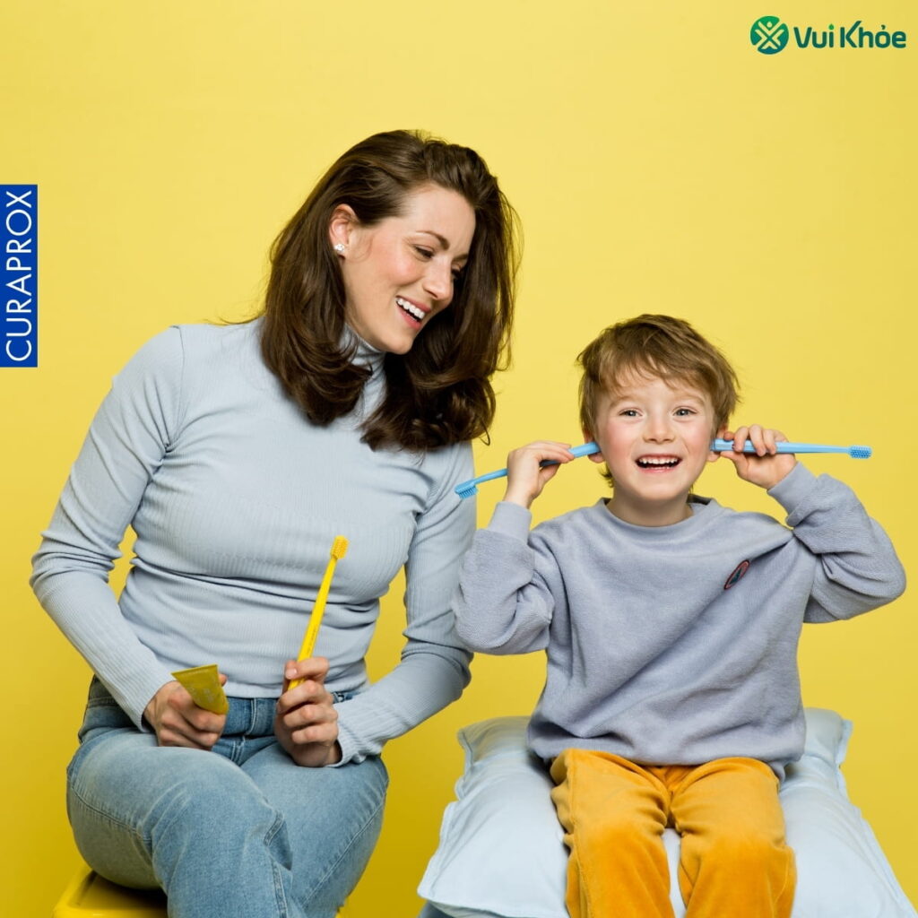 Mẹ hướng dẫn bé sử dụng bàn chải Curaprox Kids