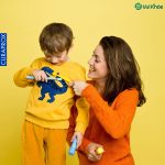 Mẹ hướng dẫn bé sử dụng bàn chải Curaprox Kids (2)