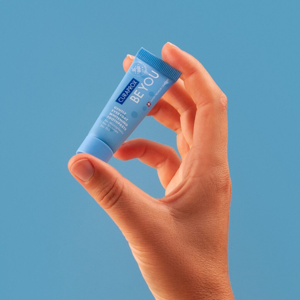 Trên tay kem đánh răng Curaprox Be You 10ml (Hương Mâm xôi + Cam thảo) Xanh dương