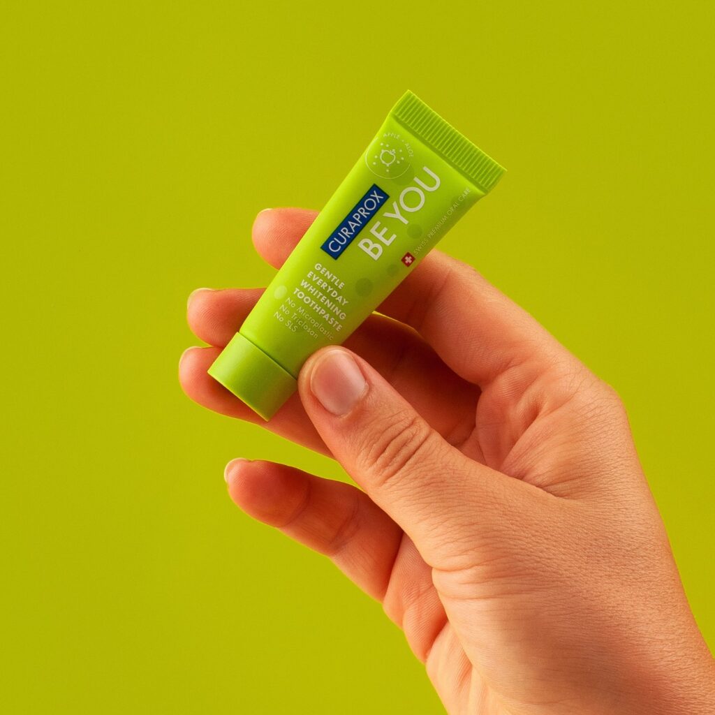 Trên tay kem đánh răng Curaprox Be You 10ml (Hương Táo + Lô hội) Xanh lá