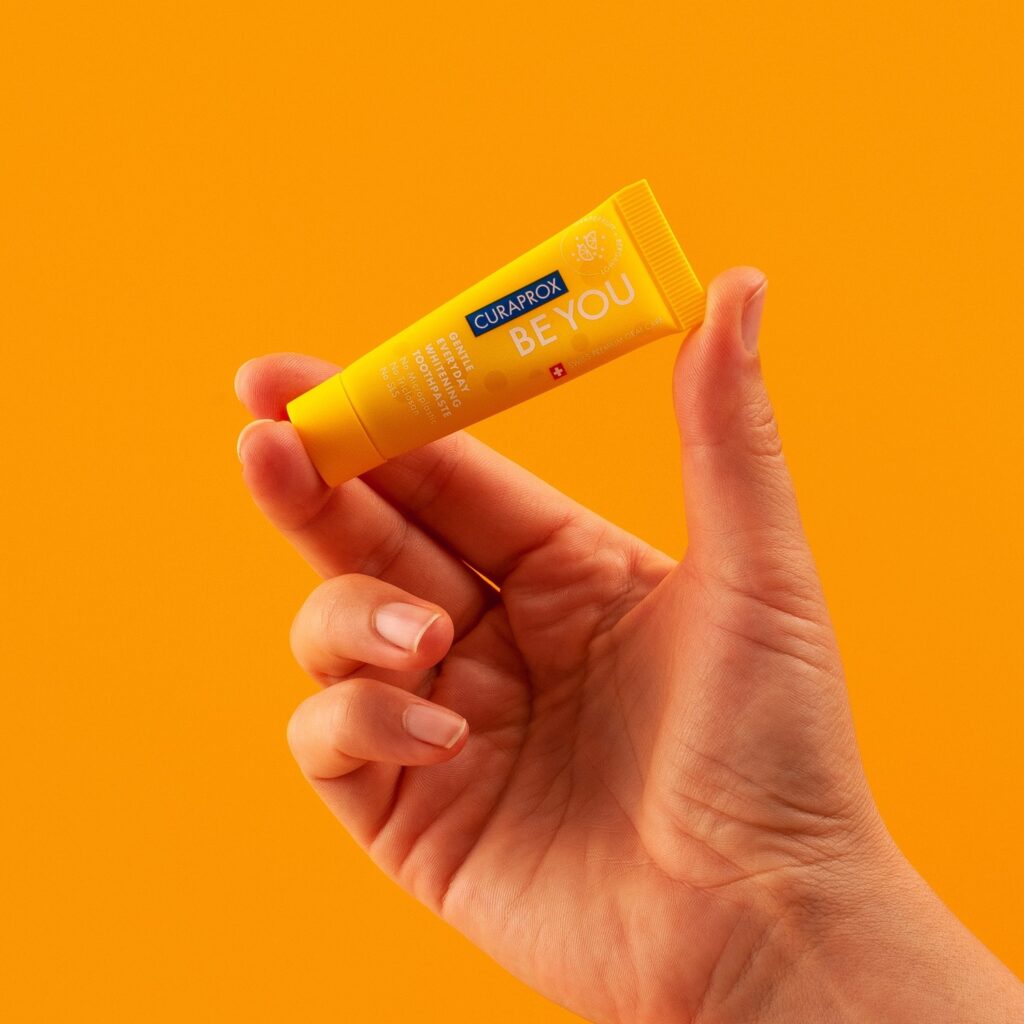 Trên tay kem đánh răng Curaprox Be You 10ml (Hương bưởi + Cam Bergamot) Vàng