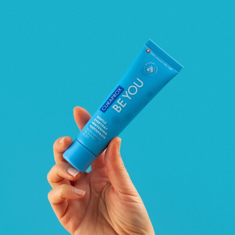 Trên tay kem đánh răng Curaprox Be You 60ml (Hương Mâm xôi + Cam thảo) Xanh dương